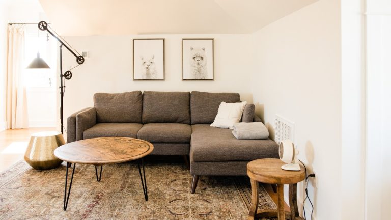 Living Room Looks That Shine With Round Tables