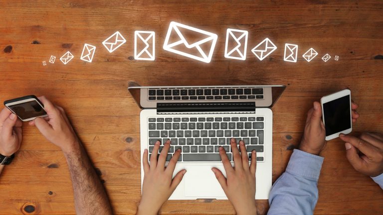 Which key features should top cold email tools include?